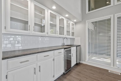 Wonderful location and view !! Step into this 3 bedroom and 3.5 - photo 5