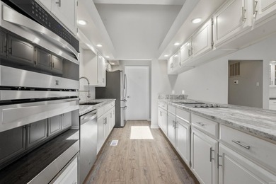 Wonderful location and view !! Step into this 3 bedroom and 3.5 - photo 6