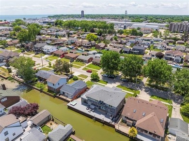 Custom-built waterfront luxury offering approximately 3,504 - photo 25