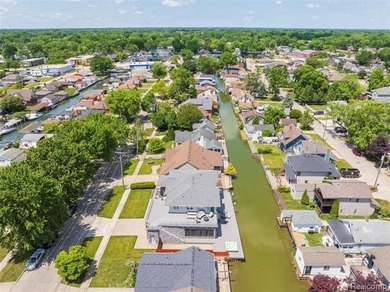 Custom-built waterfront luxury offering approximately 3,504 - photo 28