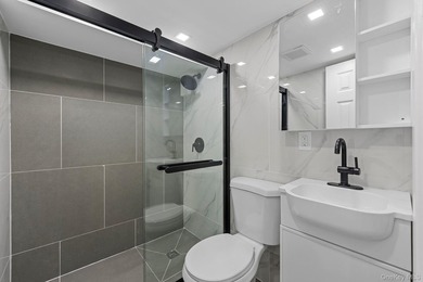 Welcome to this beautifully appointed single-family townhouse - photo 11