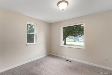 Lake Orion living at its best! This beautifully maintained brick - photo 16