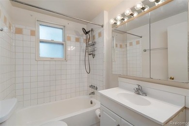 Lake Orion living at its best! This beautifully maintained brick - photo 18