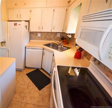 Wow! Act fast! FURNISHED, 2/2, corner unit, light & bright & - photo 4