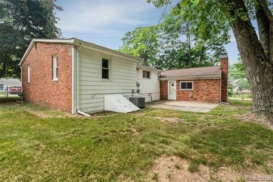 Lake Orion living at its best! This beautifully maintained brick - photo 27