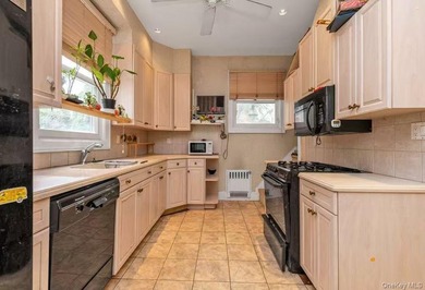Nestled on a 13980sqft lot, this spacious single-family - photo 4