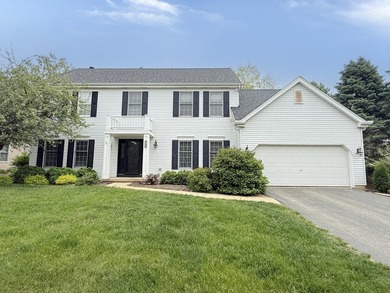 This Colonial style residence presents four bedrooms and two and - photo 1