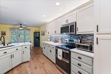 Lovingly cared for, quality built, pristine home on a 1/2 acre - photo 8
