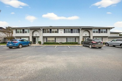 This beautiful spacious townhouse features hardwood floors - photo 2