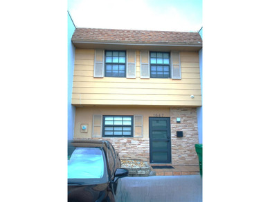 (private lake, pond, coastal) Townhome/Townhouse Active Under Contract in Hialeah Florida