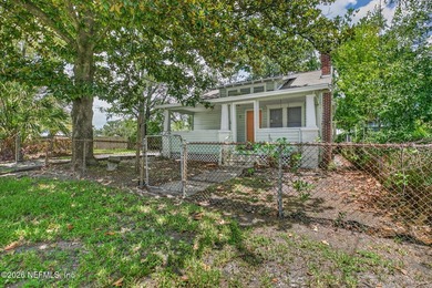 Fall in love with this charming Murray Hill bungalow - photo 2