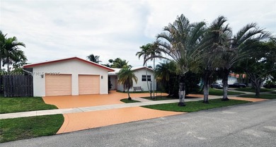 Lovely 4bed 3bth 2car garage home with screened-in pool on quiet - photo 1