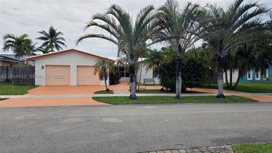 Lovely 4bed 3bth 2car garage home with screened-in pool on quiet - photo 2