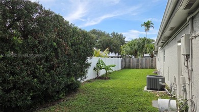 Lovely 4bed 3bth 2car garage home with screened-in pool on quiet - photo 7