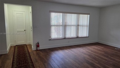 Lovely 4bed 3bth 2car garage home with screened-in pool on quiet - photo 10