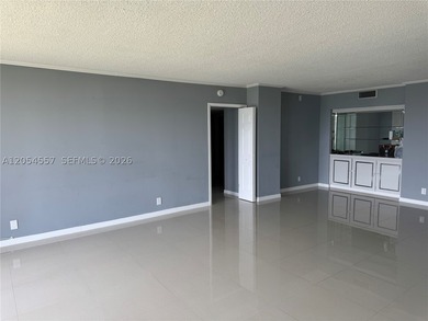 Spacious and bright 2 bed / 2 bath in the most desirable 06 line - photo 8