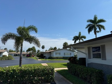 Lovely 1 bedroom 1 bath CORNER VILLA located in the 55+ - photo 3