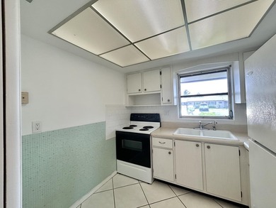 Lovely 1 bedroom 1 bath CORNER VILLA located in the 55+ - photo 8