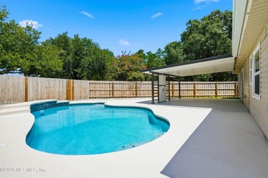 POOL HOME tucked away on a quiet cul-de-sac, just minutes from - photo 2