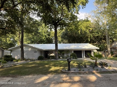 Welcome home to the prettiest neighborhood in Gautier. Huge Live - photo 1