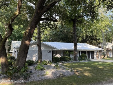Welcome home to the prettiest neighborhood in Gautier. Huge Live - photo 3