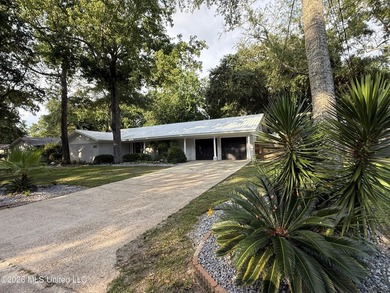 Welcome home to the prettiest neighborhood in Gautier. Huge Live - photo 4