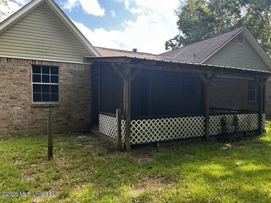 This property features 3 bedrooms and 2 bathrooms. Covered back - photo 2