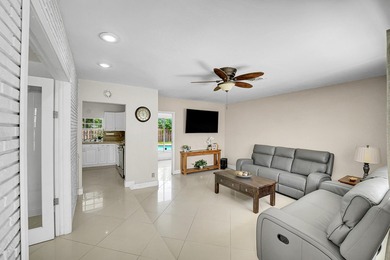 NO HOA! Move in Ready, Freshly painted 3-bedroom, 3-bath home - photo 4