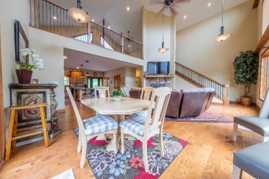 Stunning Lakefront Manor with 3 Large Bedroom Suites! - photo 8