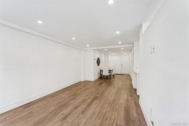 Elegant Forest Hills Living: Renovated Jr-4 Near Austin Street - photo 5