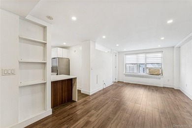 Elegant Forest Hills Living: Renovated Jr-4 Near Austin Street - photo 6