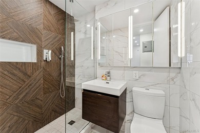 Elegant Forest Hills Living: Renovated Jr-4 Near Austin Street - photo 7