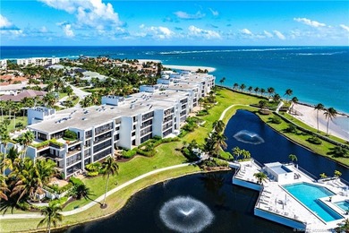 Chic 3rd floor condo in Sailfish Point offers an exceptional - photo 1