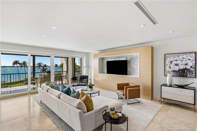 Chic 3rd floor condo in Sailfish Point offers an exceptional - photo 3