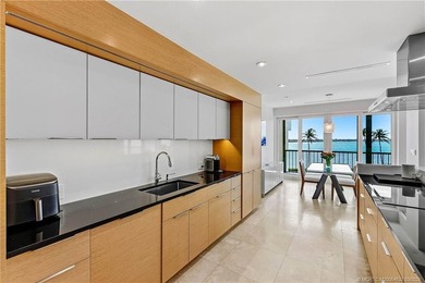 Chic 3rd floor condo in Sailfish Point offers an exceptional - photo 7