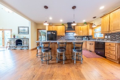 Stunning Lakefront Manor with 3 Large Bedroom Suites! - photo 3