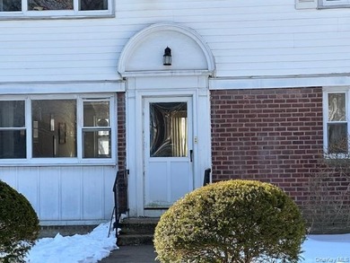 Two bedroom deluxe, oak floors, close to all, lower unit. Base - photo 1