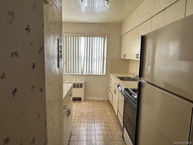 Two bedroom deluxe, oak floors, close to all, lower unit. Base - photo 3