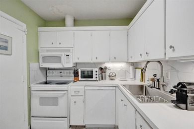 Two bedroom/ Two full bath condo located in the wonderful - photo 4