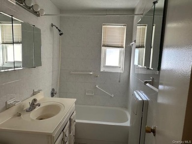 Two bedroom deluxe, oak floors, close to all, lower unit. Base - photo 6