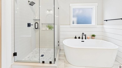 Welcome to your serene waterfront oasis at 376 Moon Bay Dr, a - photo 18