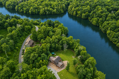 Stunning Lakefront Manor with 3 Large Bedroom Suites! - photo 4