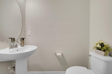 Experience luxury living in the gated community of Oak Tree! - photo 4