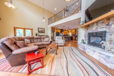 Stunning Lakefront Manor with 3 Large Bedroom Suites! - photo 9