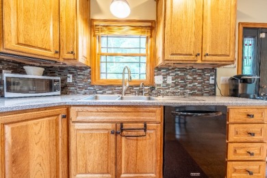 Stunning Lakefront Manor with 3 Large Bedroom Suites! - photo 5