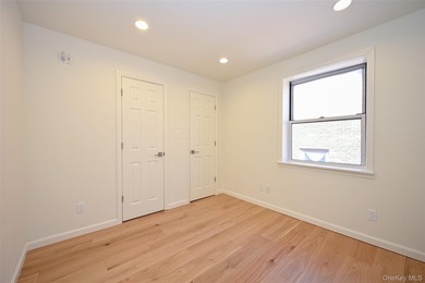 Turn-key brick 2-family in prime Bayside! Great investment - photo 11