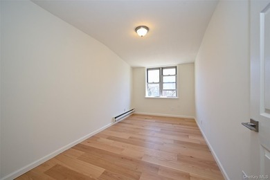 Turn-key brick 2-family in prime Bayside! Great investment - photo 12