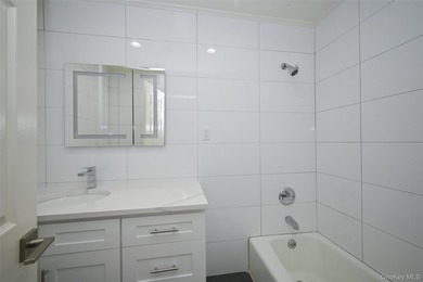 Turn-key brick 2-family in prime Bayside! Great investment - photo 14
