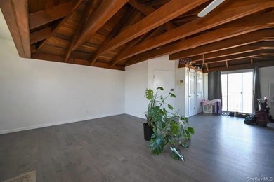 Turn-key brick 2-family in prime Bayside! Great investment - photo 15