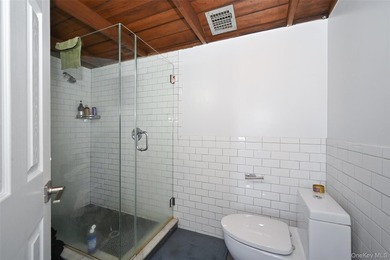 Turn-key brick 2-family in prime Bayside! Great investment - photo 17